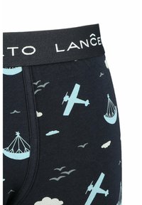 Męskie bokserki w granatowym kolorze z bawełny, z jasnoniebieskimi wzorami samolotów i łodzi. Elastyczny pasek w talii z logo marki. Miękka tekstura.