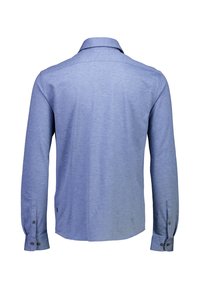 Niebieska koszula z długim rękawem wykonana z tkaniny o fakturze, z kołnierzykiem typu spread, mankietami zapinanymi na guziki oraz prostym dołem. Przód bez widocznych detali.