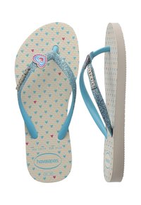 Tongs pour enfants avec semelles beige ornées de motifs de cœurs bleus et roses, brides bleu clair pailletées et décoration en forme de cœur sur les brides.