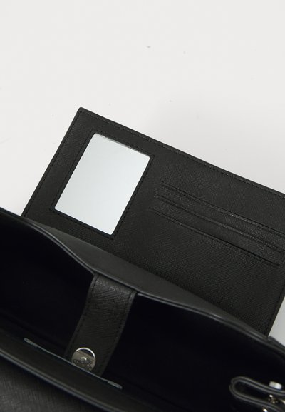 Melnā maciņš ar teksturētu apdari. Iekļauj caurspīdīgu ID logu un vairākus kartes nodalījumus. Satur spriegojamo pogu aizdari.