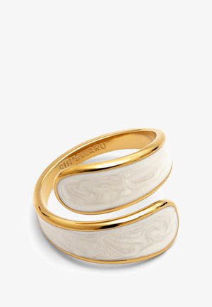 Goudkleurige verstelbare ring met een gemarmerde crème kleurige inlay, een gladde afwerking en een open ontwerp met gebogen uiteinden.