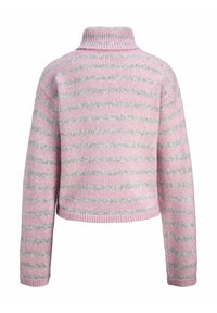 Pull en tricot à rayures rose et grises avec un col montant, un design cropped et un ourlet et des poignets côtelés, montrant une texture douce.