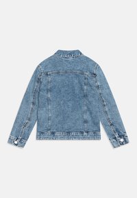 Veste en denim bleu clair avec un col, des poignets boutonnés et deux coutures arrière. Présente un design classique avec une texture légèrement usée.