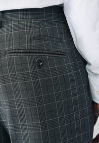 Next REGULAR FIT - TAILORED FIT TRIMMED CHECK  - Oblekové kalhoty - charcoal grey