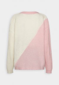 Stickad tröja med diagonal design; har krämfärg och pastellrosa färger, ribbat mönster och långa ärmar.