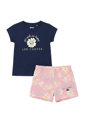 T-shirt bleu marine avec marguerite blanche et texte "You make me happy", associé à un short rose imprimé marguerites blanches et logo Lee Cooper.