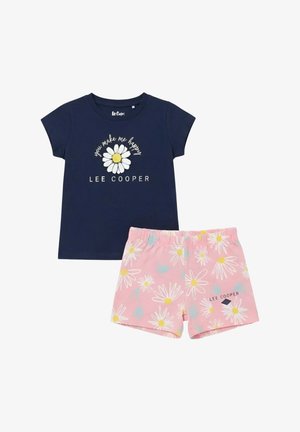 T-shirt bleu marine avec marguerite blanche et texte "You make me happy", associé à un short rose imprimé marguerites blanches et logo Lee Cooper.