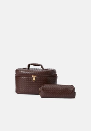 SET - Reisitarvik - brown