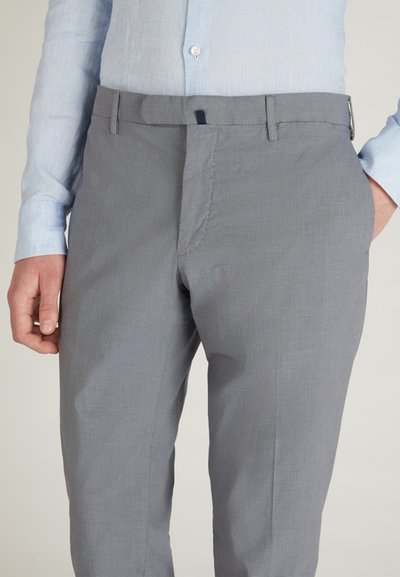 Pantalones de vestir gris claro con una textura sutil, que cuentan con bolsillos laterales y un acento en la cinturilla. Frontal liso, diseño ajustado.