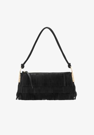 Borsa a frange nera in suede con zip superiore e lunga tracolla. Presenta hardware color oro e una finitura testurizzata.