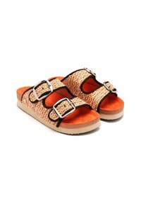 Sandales à glissière à motifs orange avec deux boucles argentées réglables, tige tissée texturée et semelle intérieure en suède doux sur une semelle beige.