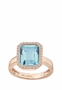 Prsten od ružičastog zlata s velikim, prozirnim svijetloplavim pravokutnim dragim kamenom okruženim malim, prozirnim kamenčićima duž ruba.