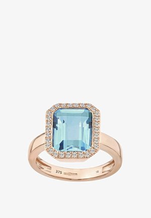 Roosakuldne sõrmus, millel on suur, läbipaistev helesinine ristkülikukujuline kivi, mille serva ääristavad väikesed, selged kivid.