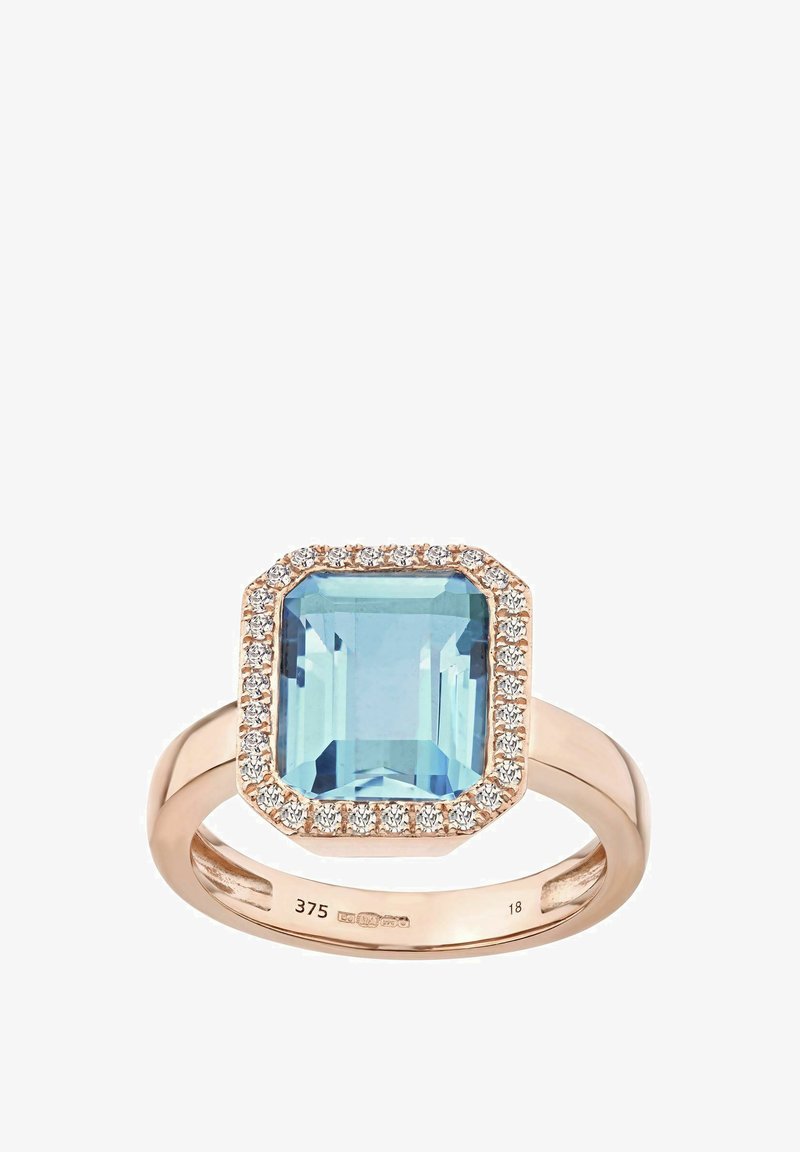 Rožu zelta gredzens, kas rotāts ar lielu, caurspīdīgu, gaiši zilu taisnstūra dārgakmeni, ko apkārt ieskauj mazi, skaidri akmeņi gar malu.