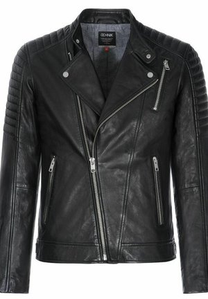 Czarna skórzana kurtka motocyklowa z asymetrycznym zamkiem błyskawicznym, pikowanymi ramionami, kieszeniami na zamek na piersi i po bokach oraz kołnierzem z zatrzaskami.