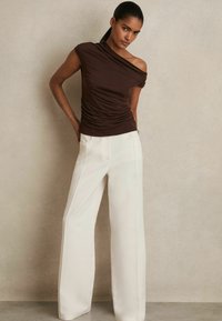 Reiss REGULAR FIT - RUCHED OFF-SHOULDER  - Bluse - chocolate brown