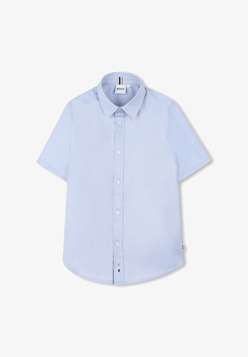 Chemise à manches courtes bleu clair avec un col à revers, logo brodé et ourlet arrondi. Fabriquée en tissu lisse avec une texture subtile.