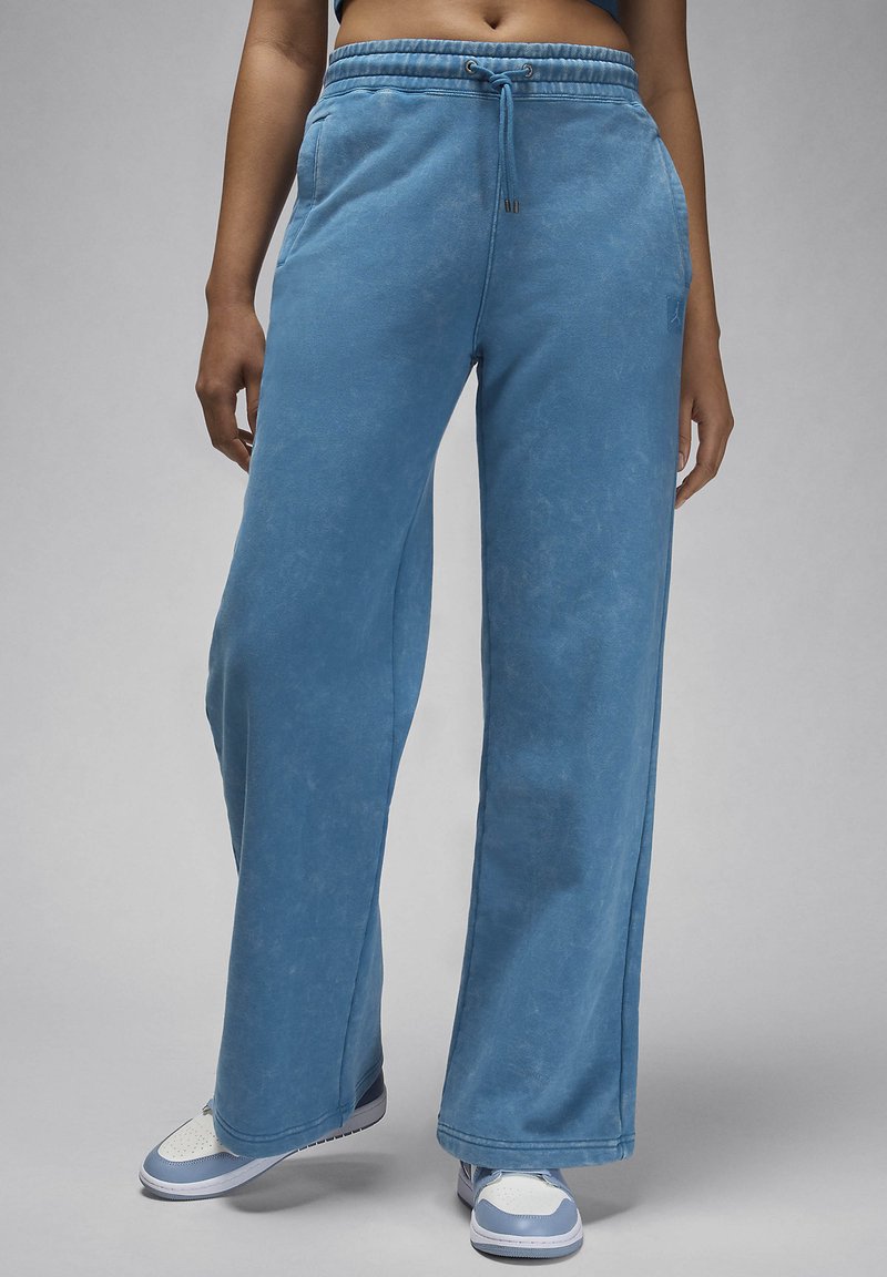 Pantalons de survêtement dans une teinte bleu clair, dotés d'une taille à cordon de serrage, d'une coupe droite et d'un tissu doux et texturé.