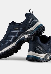Męskie ciemnoniebieskie buty do trekkingu, z oddychającą siateczkową cholewką, teksturowaną gumową podeszwą i odblaskowymi akcentami. Widoczne logo Gore-Tex.