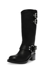 Stivale in pelle nera fino al ginocchio con due dettagli in metallo argentato, un tacco basso e una texture liscia. Presenta una fascia con borchie decorative.