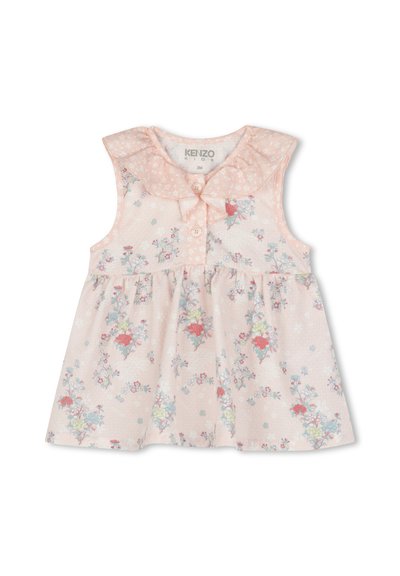 Robe rose à motifs floraux avec un col, fermeture à boutons sur le devant et sans manches. Fabriquée à partir d'un tissu léger.