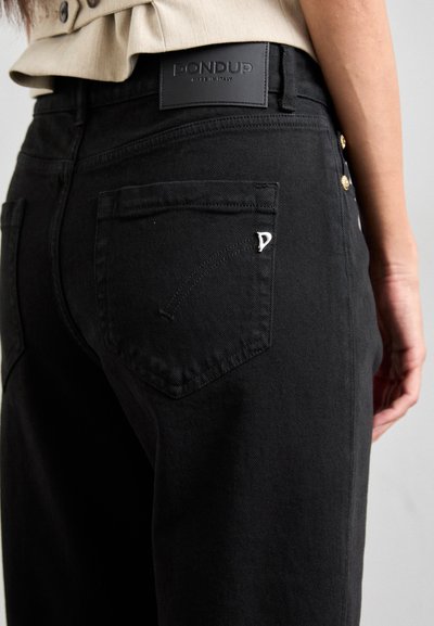 Jeans in denim nero con taglio dritto, dotati di un'etichetta in pelle in vita, dettagli in bottone dorato e un piccolo logo argentato sulla tasca posteriore.