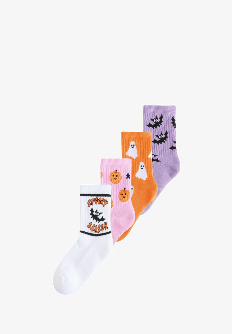 Vier kleurrijke sokken met Halloween-thema met vleermuizen, pompoenen, spoken en de tekst "Spooky Season", gerangschikt in een trapvormig patroon op een witte achtergrond.