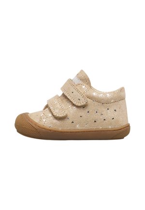 Scarpa beige per bambino piccolo con due strap Velcro, finitura scintillante, piccole macchie nere e bianche, suola e punta in gomma marrone.