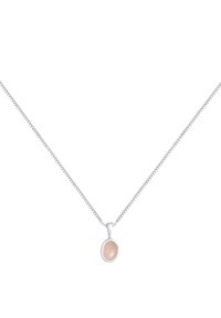 Collana in argento con pendente in pietra rosa ovale liscia incastonato in una montatura in argento lucido. La catena è finemente lavorata.