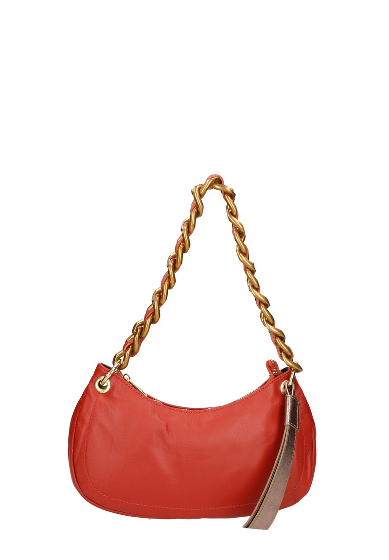 Borsa a mano in pelle rossa con forma curvata, tracolla a catena intrecciata dorata e un accento metallico. Presenta una chiusura con zip e un pon-pon laterale.