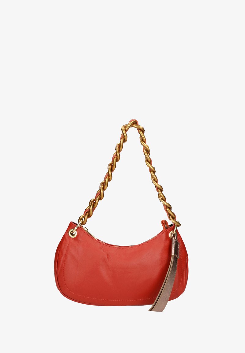 Borsa a mano in pelle rossa con forma curvata, tracolla a catena intrecciata dorata e un accento metallico. Presenta una chiusura con zip e un pon-pon laterale.