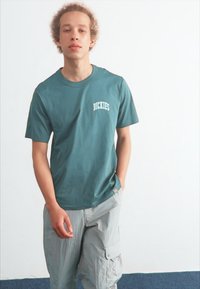 Dickies AITKIN CHEST TEE - Apdrukāts T-krekls - dark green