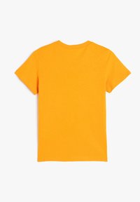 Camiseta de manga corta en naranja brillante, con cuello redondo y tejido de algodón suave; sin patrones ni adornos.