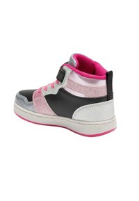 Sneaker alta con materiali sintetici neri e argento, dettagli rosa e finitura scintillante. Strap a velcro e suola a contrasto.