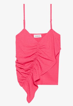 Top sin mangas de color fucsia con diseño fruncido y dobladillo asimétrico. Hecho de una tela texturizada, presenta tirantes delgados ajustables y una etiqueta.