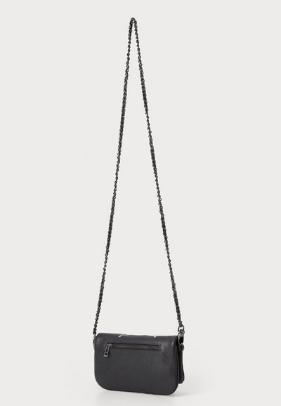 Schwarze Leder-Crossbody-Tasche mit strukturiertem Oberflächenmaterial, ausgestattet mit einer Reißverschlusstasche und einem Kettenriemen. Kompakte rechteckige Form.