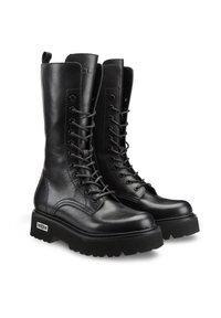 Czarne skórzane buty wojskowe z wysoką cholewką, sznurowanym przodem, metalowymi oczkami i grubą, teksturowaną podeszwą. Zawierają element logo po boku.