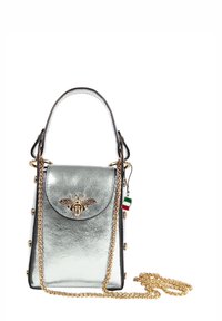 Metallische zilveren leren tas met een afgeronde bovenkant, bijenlogo-detail, gouden kettingband en decoratieve studs aan de zijkanten.