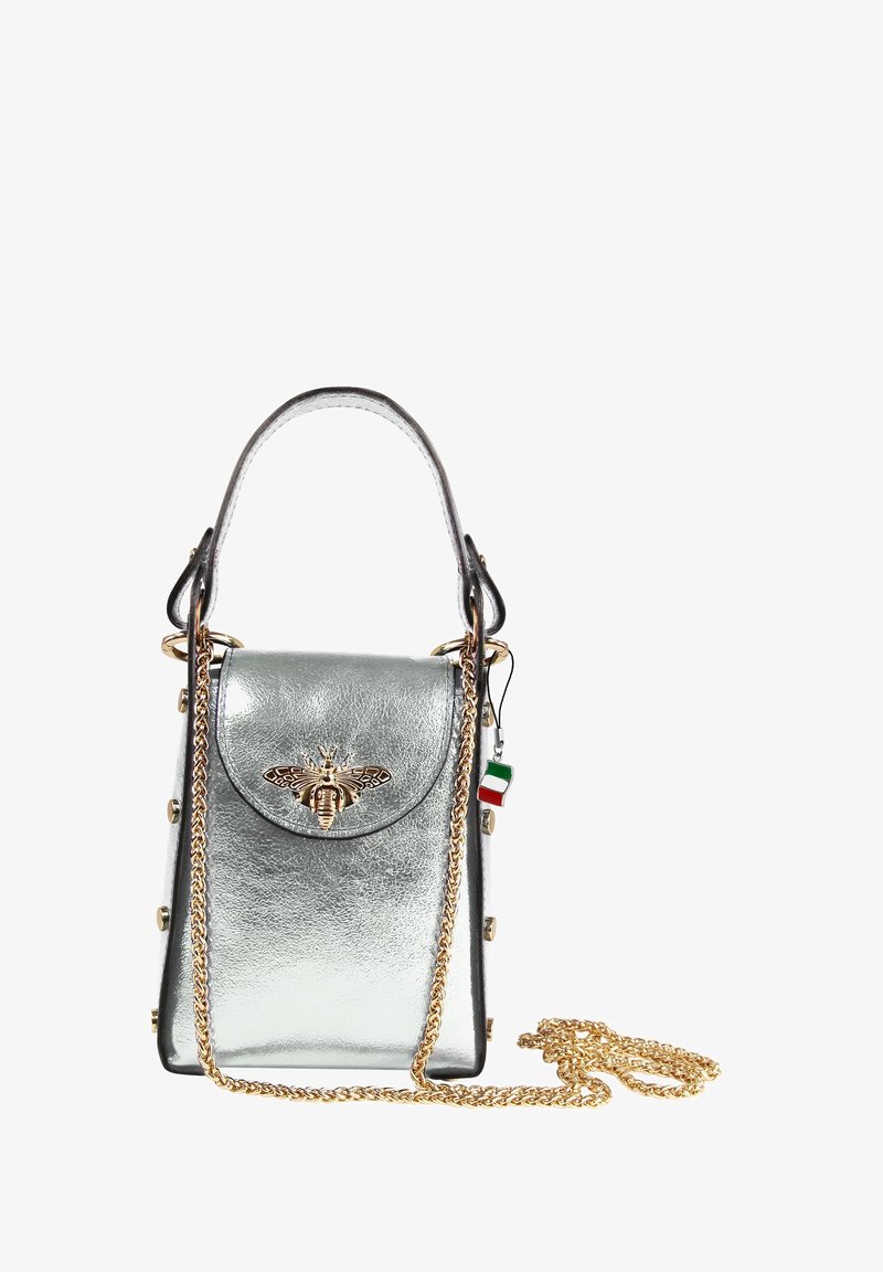 Metallisch silberne Lederhandtasche mit rundem Oberteil, Bienensignet, goldener Kettenriemen und dekorativen Nieten entlang der Seiten.