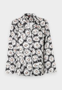 Camicia nera con bottoni, decorata con grandi margherite bianche e centri arancioni. Presenta un colletto classico e maniche lunghe con una vestibilità rilassata.