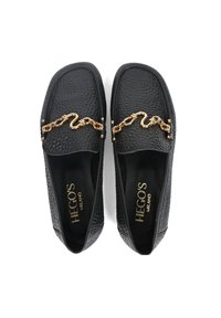 Czarne skórzane loafersy o teksturowej powierzchni z złotym łańcuchowym detalem na przodzie, z logo "Hegos Milano" na wkładce.