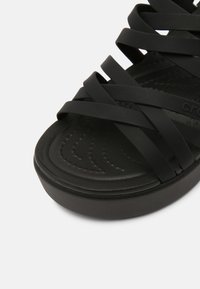 Crocs BROOKLYN STRAPPY - Sandali con plateau - black