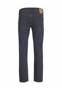 Jeans de denim azul oscuro con un diseño de pierna recta, cinco bolsillos y un parche de cuero marrón claro en la cinturilla trasera. Detalles de costura sutiles.