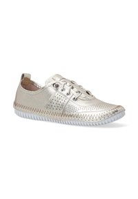 Metallisch silberne Sneaker mit perforiertem Design, Schnürverschluss und kontrastierender Gummisohle mit Zickzack-Nähten.