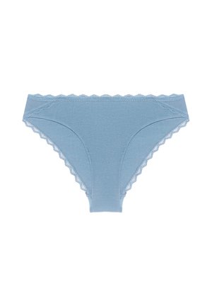 Hellblaue Damen-Baumwoll-Bikini-Unterwäsche mit Spitzenbesatz entlang des Taillenbunds und der Beinöffnungen vor weißem Hintergrund.