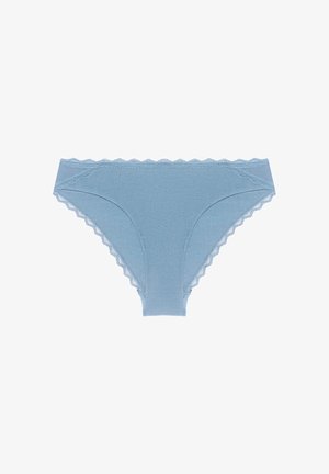 Hellblaue Damen-Baumwoll-Bikini-Unterwäsche mit Spitzenbesatz entlang des Taillenbunds und der Beinöffnungen vor weißem Hintergrund.