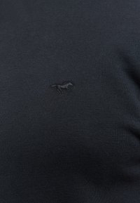 T-shirt lavorato a maglia blu navy con scollatura rotonda, con un piccolo logo di cavallo tonalmente ricamato sulla parte sinistra del petto.