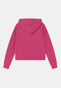 Sudadera corta rosa con capucha, mangas largas, puños y dobladillo acanalados, y una textura suave. Sin logotipos ni patrones visibles.