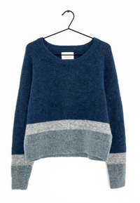 Pull bleu marine avec une texture douce et duveteuse. Il présente un large col et trois bandes horizontales en gris clair et gris foncé sur l'ourlet et les poignets.