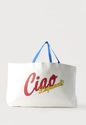 Borsa tote bianca con manici blu, con la scritta grande rossa "Ciao" e il testo più piccolo giallo "Dsquared2" sul davanti.